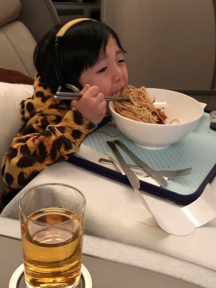 轩轩吃饭的样子撞脸王思聪,素颜的冉莹颖像女大学生!