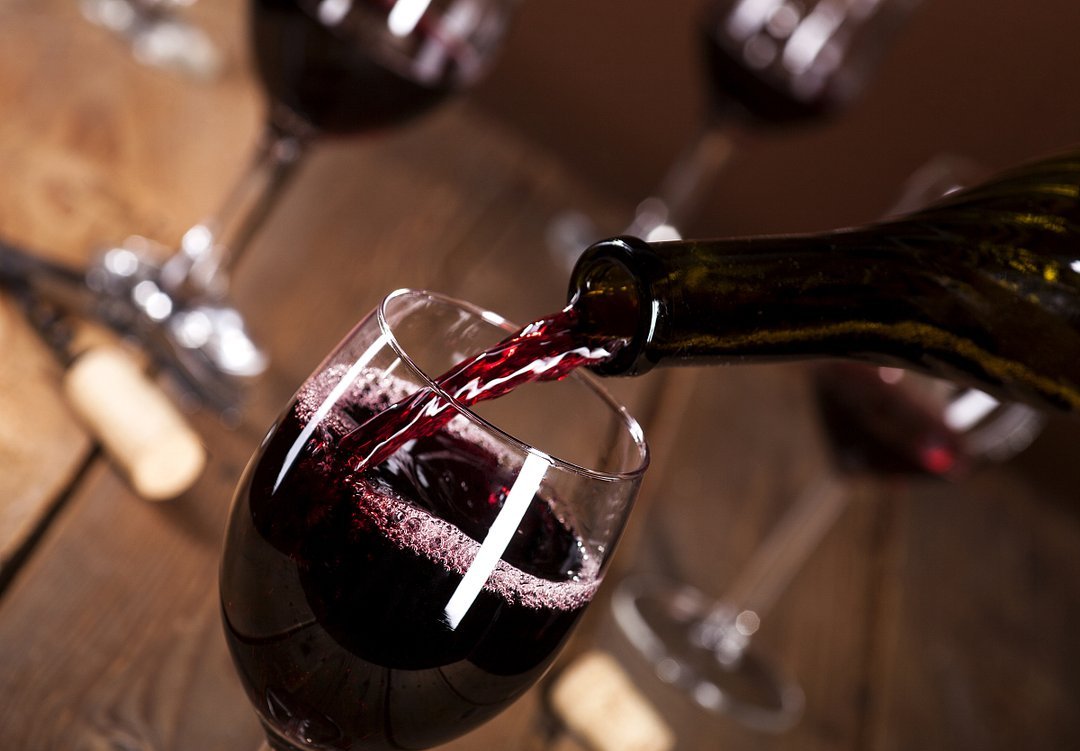红酒不满杯原因有3个多数人只知道醒酒另外2个却少有人知