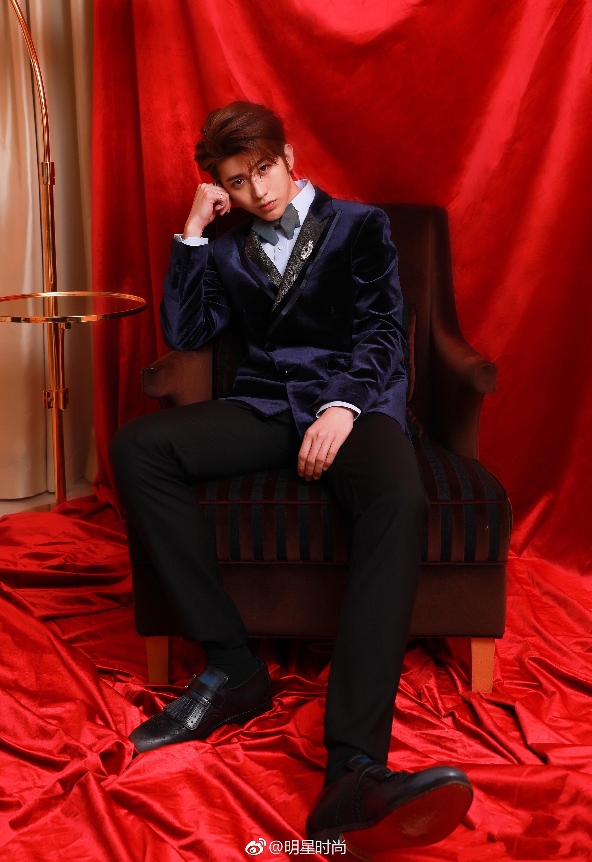 蔡徐坤今晚身着墨蓝色天鹅绒晚礼服亮相红毯