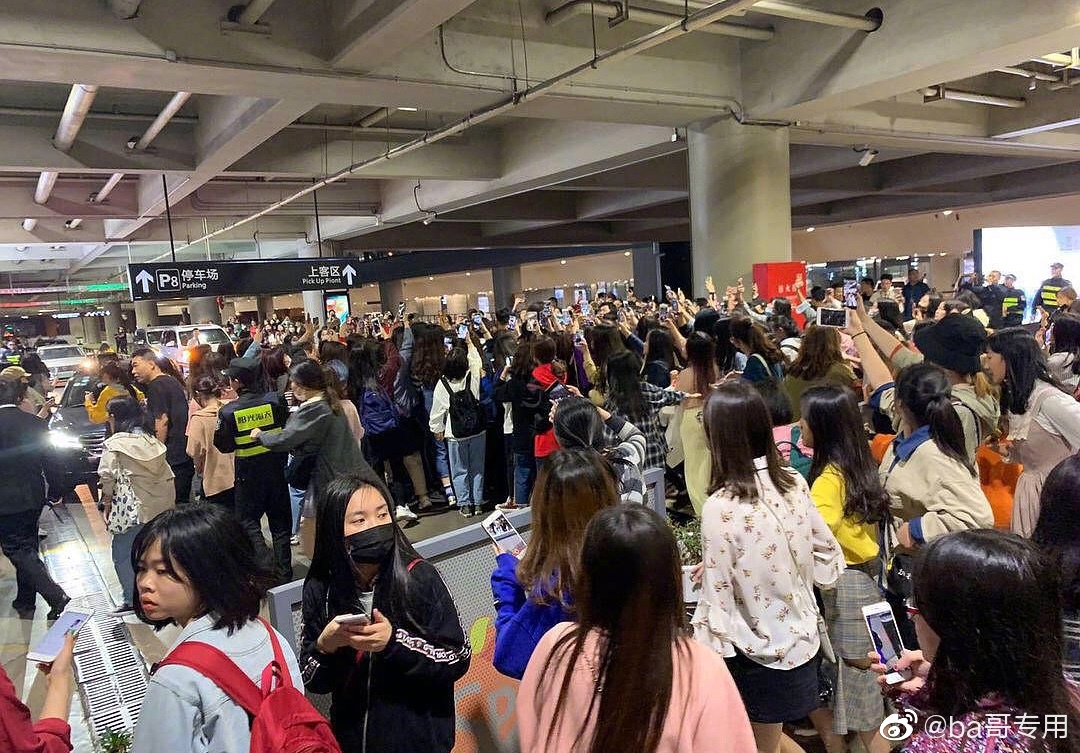虹桥机场玻璃被粉丝挤碎了.现在粉丝在机场追星越来越疯狂了