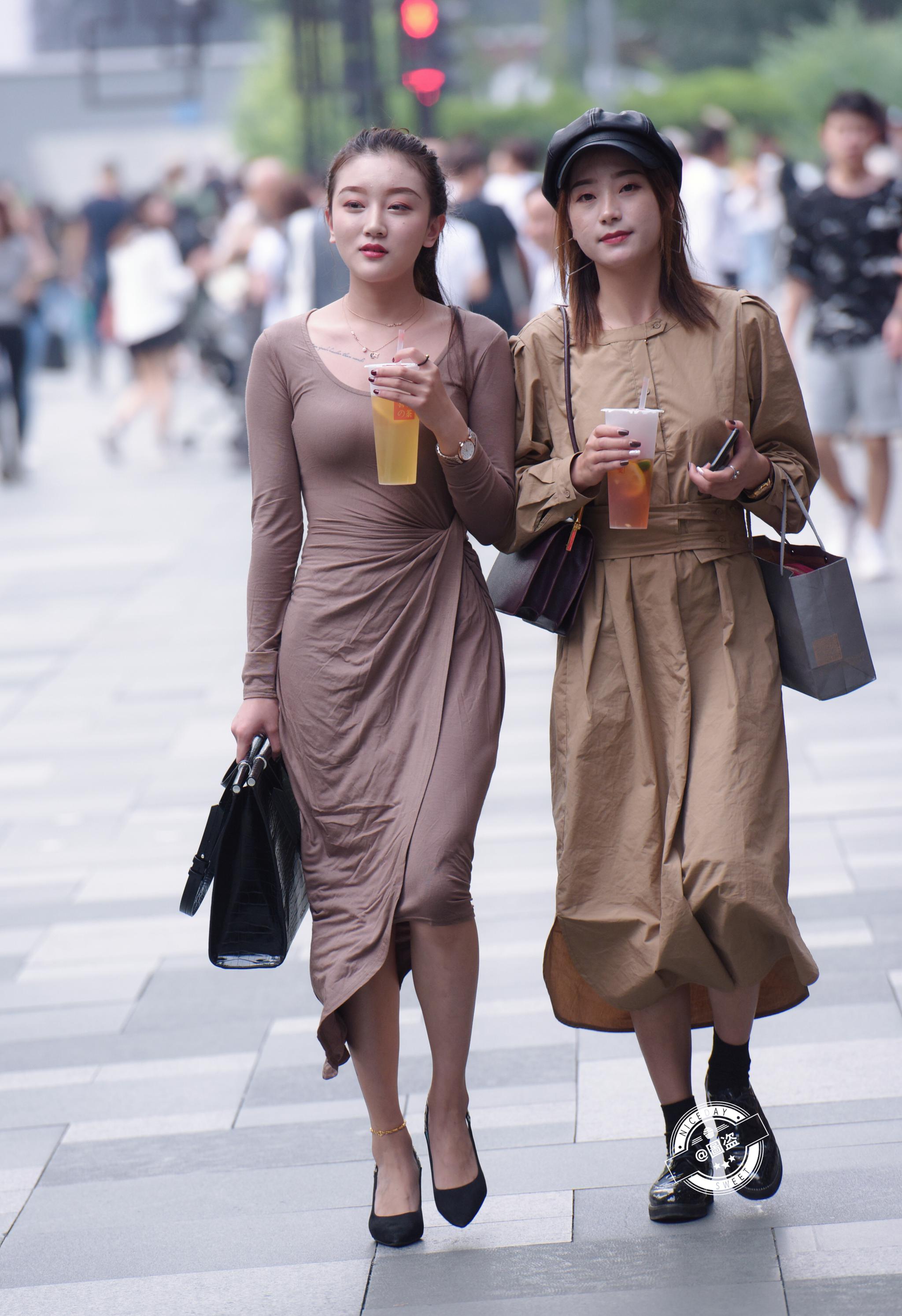 好闺蜜才是逛街的最佳搭档 ~ 来源:@图盗_高清图集_新浪网