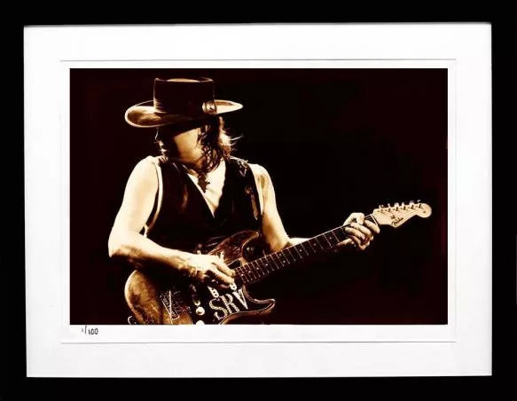 stevie ray vaughan拿着电吉他,eric clapton拿着电吉他,变成了god!