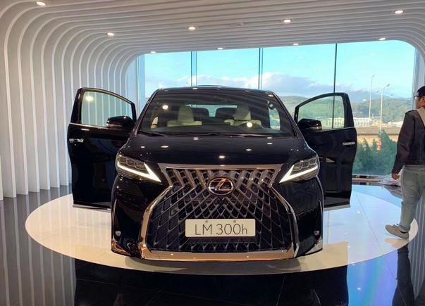 MPV界的“劳斯莱斯”来了，车长超5米，4/7座任选，会加价多少？