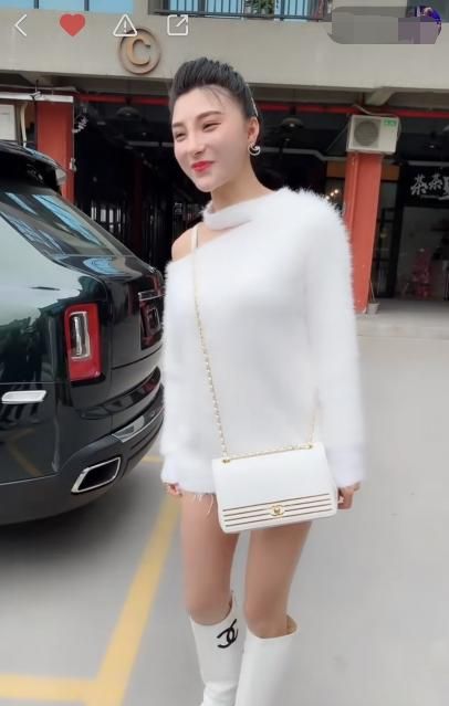 快手二驴晒出千万的豪车,二驴的姐姐:我很骄傲,出门都很有面子