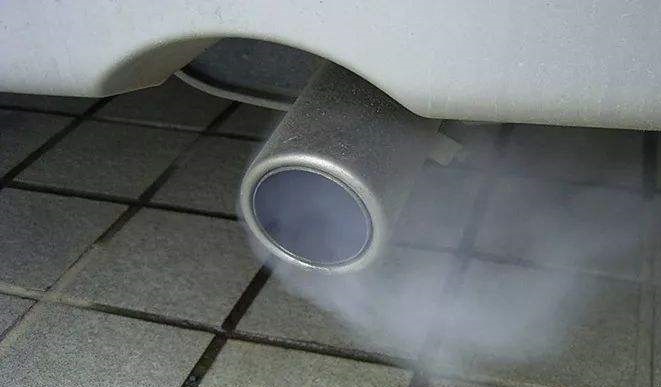 汽车正常行驶时排气管冒白烟是怎么回事会伤车么