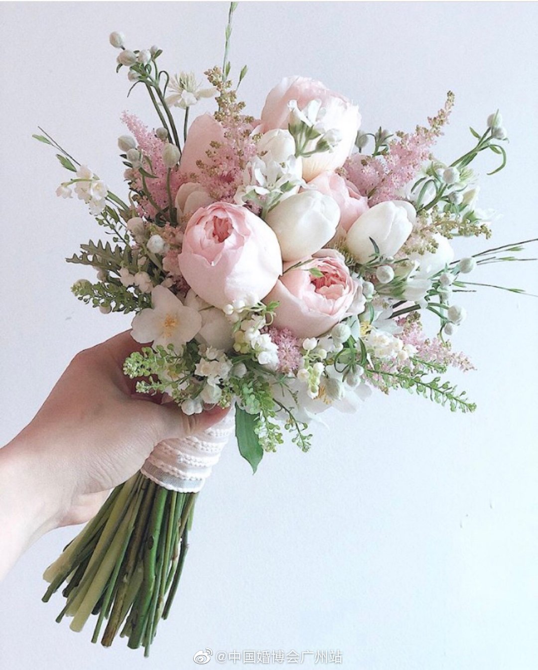 你不需要去抢捧花因为我婚礼上的手捧花只给你