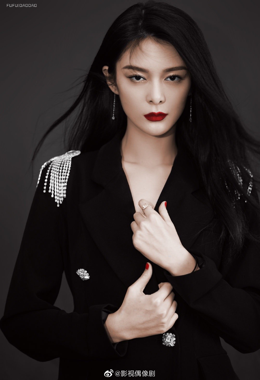 火箭少女傅菁今天参加活动的新图,西装红唇真的又漂亮又飒