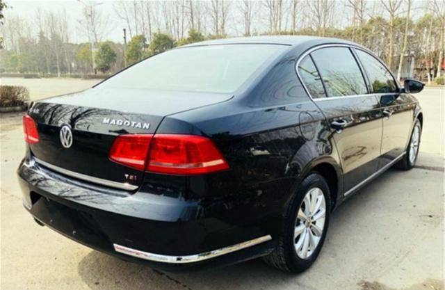 小伙找熟人花4折提了台老款大众迈腾,4s店:这事就别出去说了