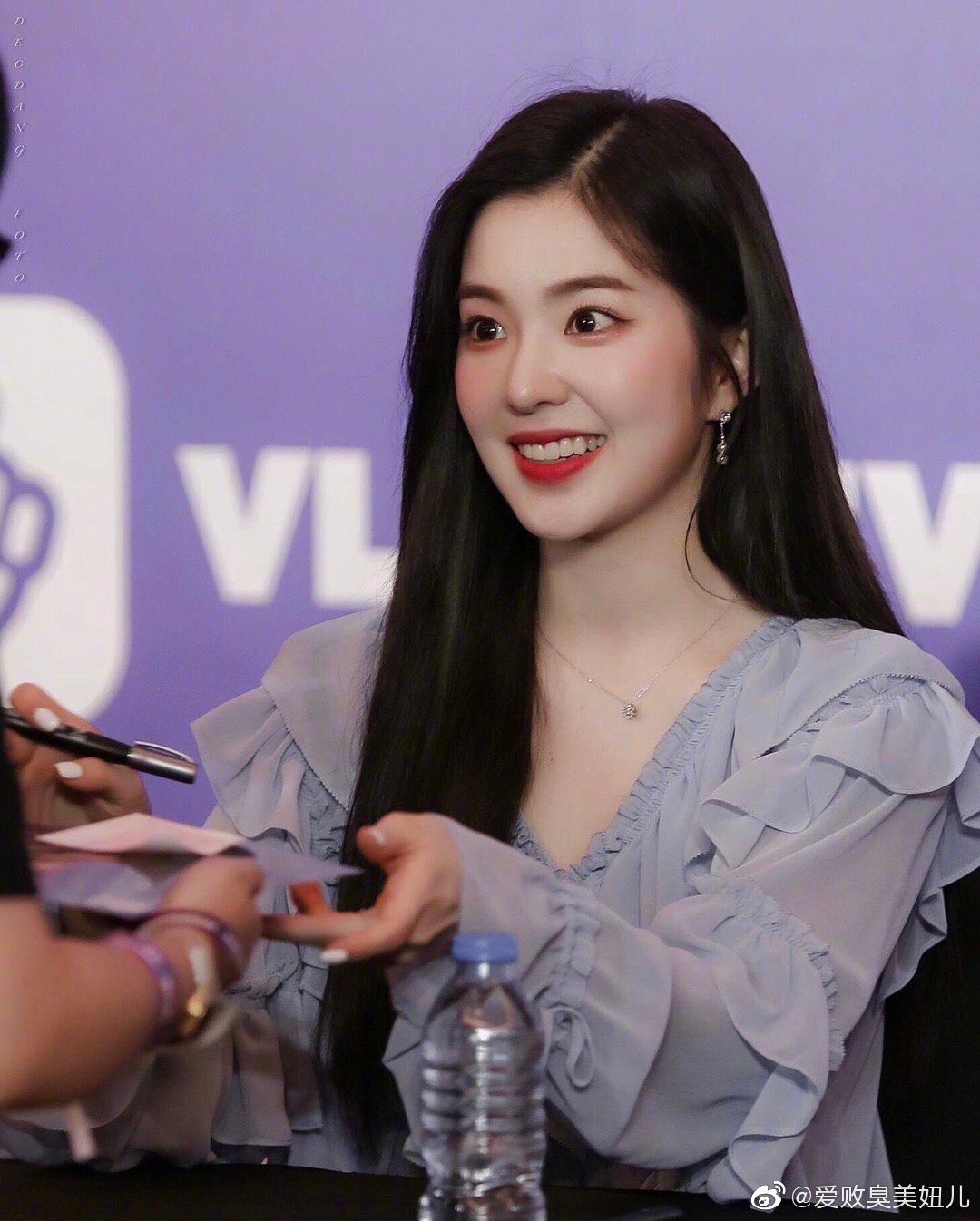 裴珠泫雾霾蓝上衣仙气飘飘,红唇惊艳