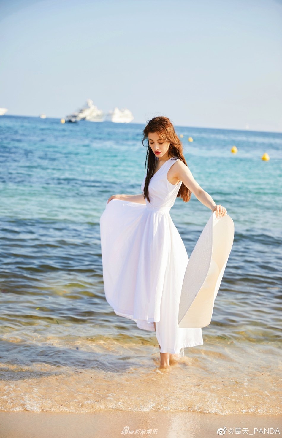 她长发及腰,戴着大宽檐帽,各种摆造型,十分唯美性感