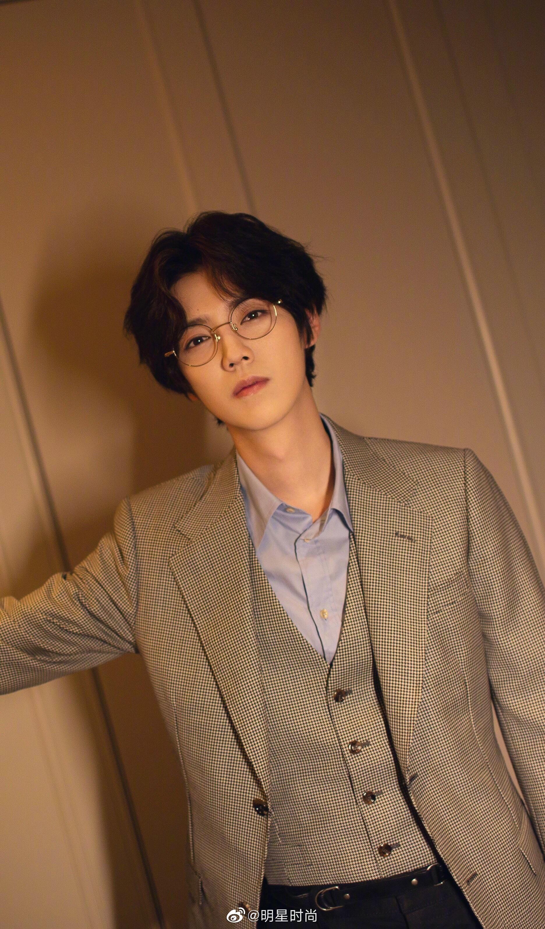 鹿晗眼镜杀,中分卷发加金丝眼镜让人眼前一亮,复古摩登