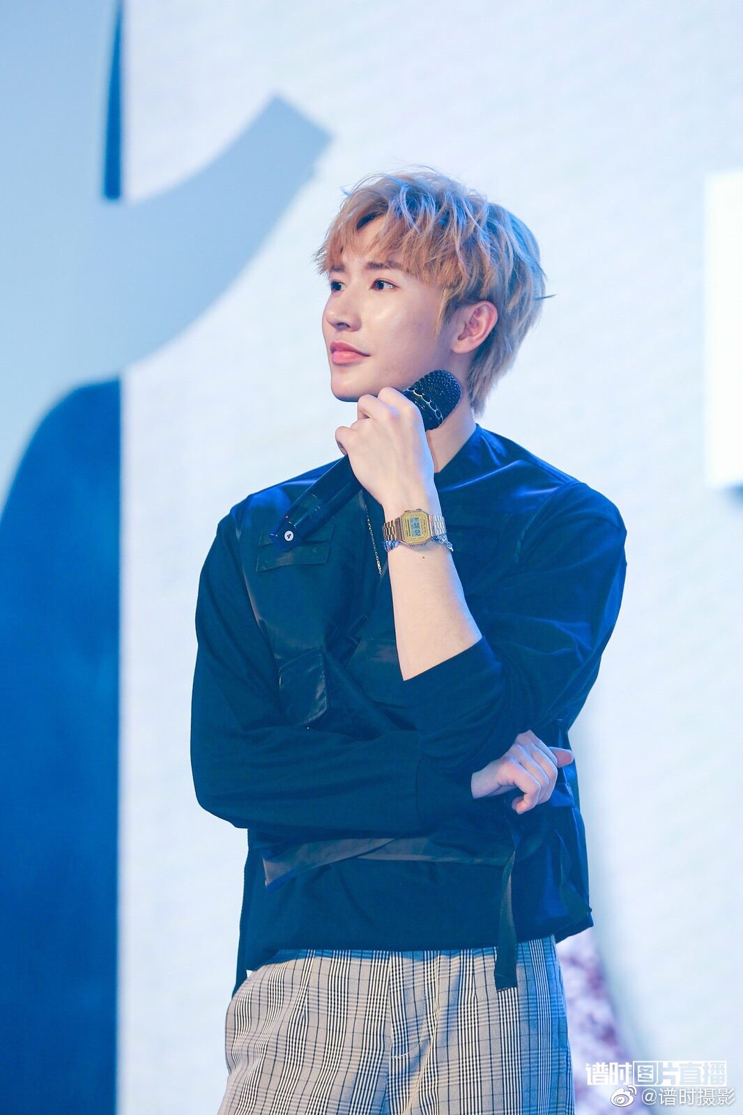 钛戈靳凡亮相生日会靳凡俱乐部