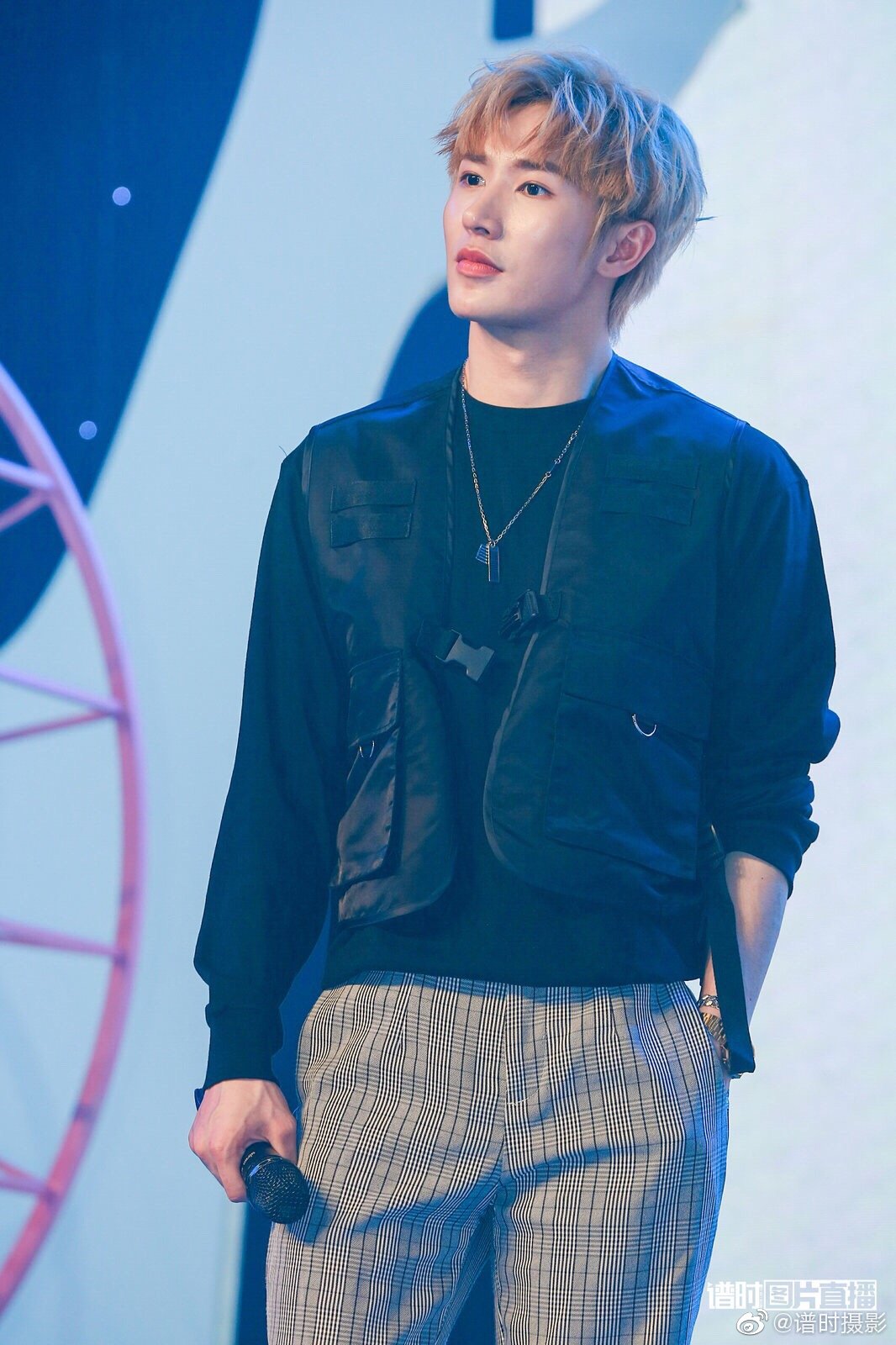 钛戈靳凡亮相生日会靳凡俱乐部