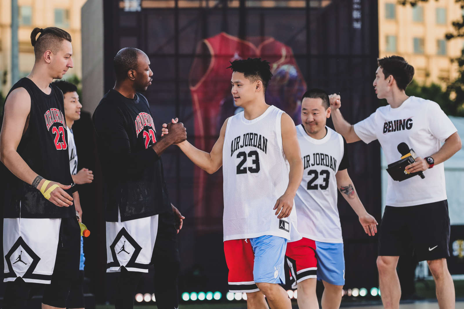 nike 北京 99 球衣总决赛今晚在东单篮球场开打,选手向 1 号球衣发起