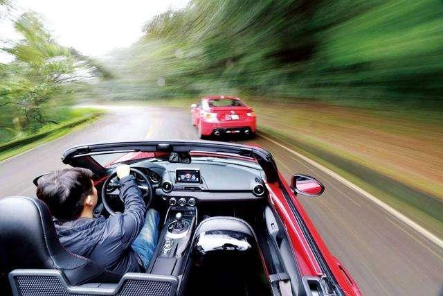 开车,如何转弯才能克服离心力-新浪汽车