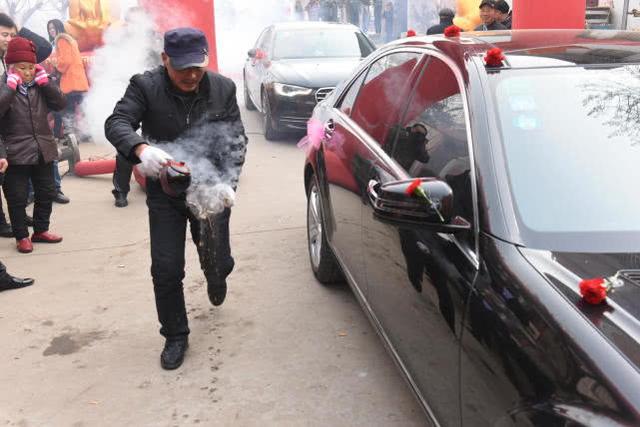 这是老习俗,是辟邪的一种,犁铧在求雨中也用,过去都是半夜三更结婚