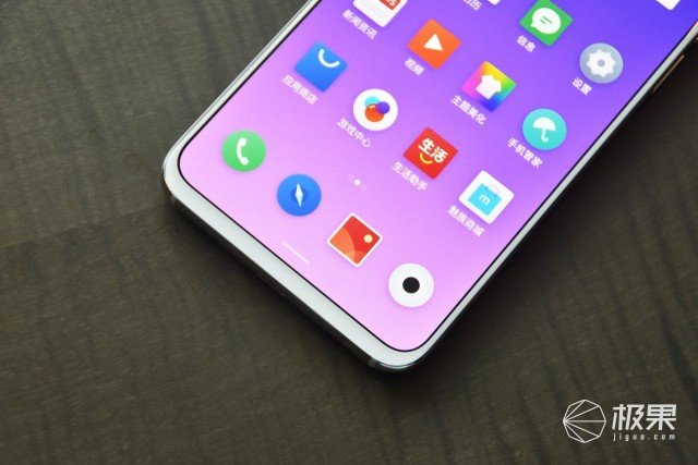 从魅族15系列开始,魅族并没有选择去"魔改"手机,坚持的不去掉下巴和