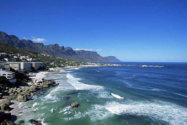 巴基斯坦的海岸线太窄,目前只有三个大港口,分别是卡拉奇港,加西姆港