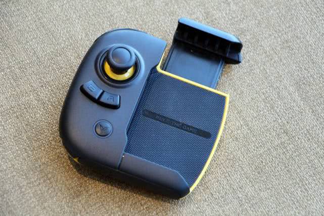 飞智黄蜂2游戏手柄一键触发连招吃鸡上王者原来如此简单