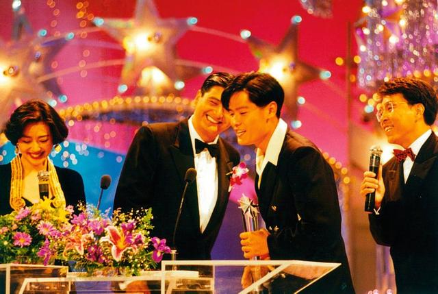 在赵薇和范文芳分别晒出的这张合照里,李南星(下图右一)一脸笑容,帅气