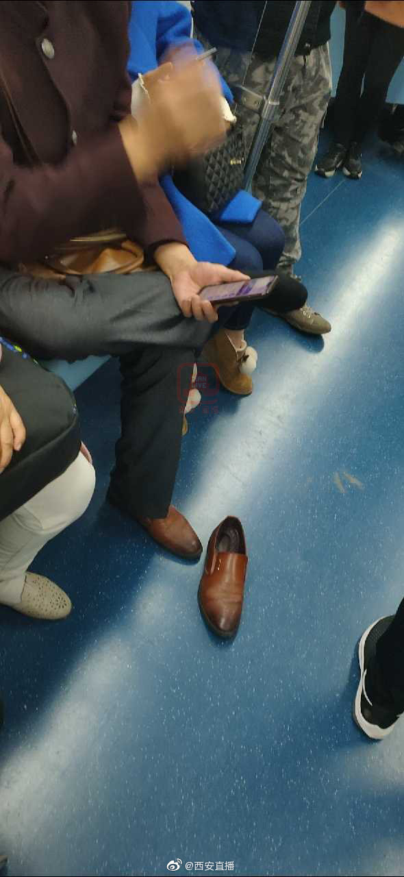 地铁里醉汉脱鞋