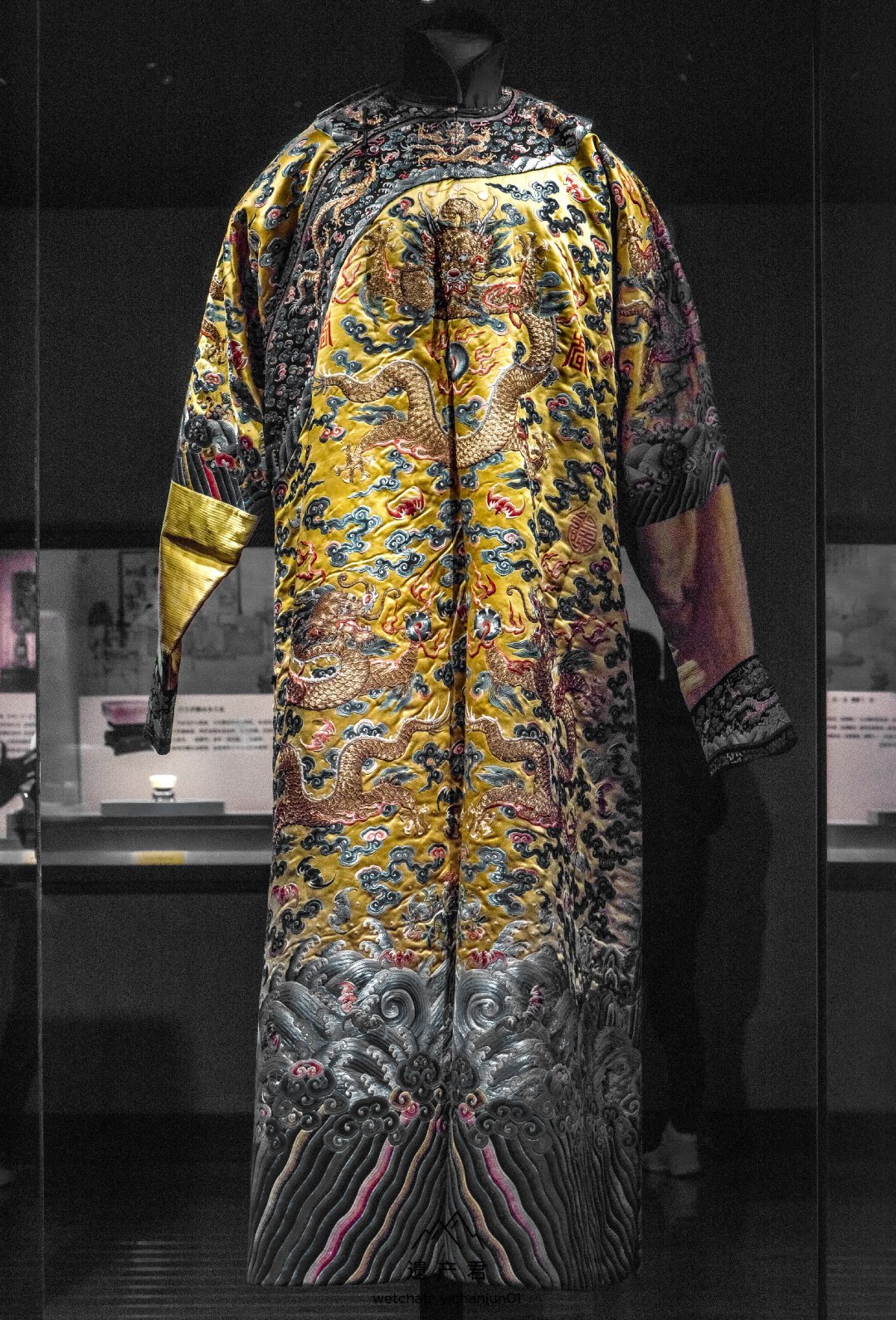 沈阳故宫博物院藏· 清代明黄缎彩绣平金龙袍