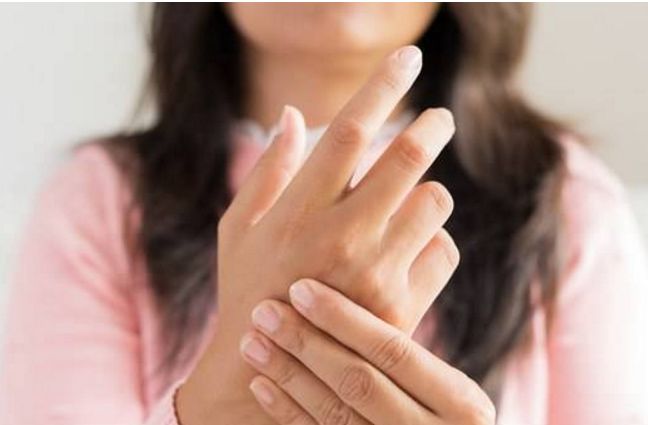 经常出现手发麻,到底咋回事?若身体出现这些信号,需要多加注意