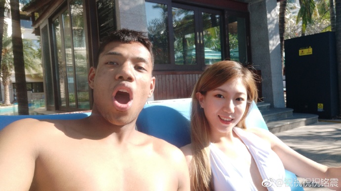 混血黑人球员祝铭震大秀好身材,中国女友嘴巴变大却成焦点