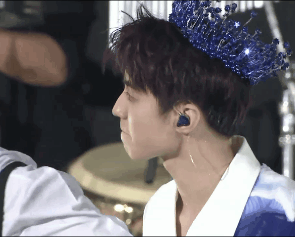 王俊凯个人演唱会造型.最夸张的服饰,最纯真的你