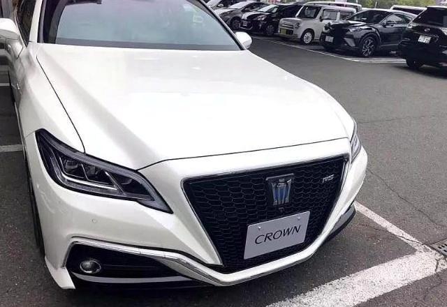 2019款全新丰田皇冠即将国产,中控液晶三屏设计,转弯半径5.3米