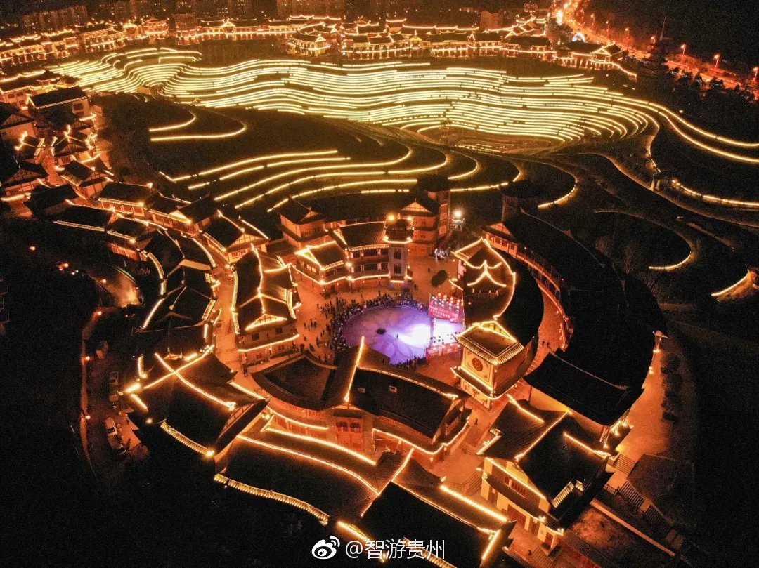 春节期间,贵州大方县奢香古镇华灯璀璨,营造出浓浓的节日气氛|贵州