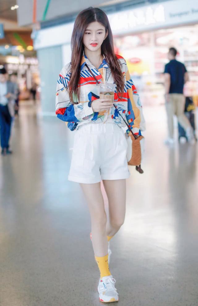 如今长发飘飘,穿花衬衫美成初恋