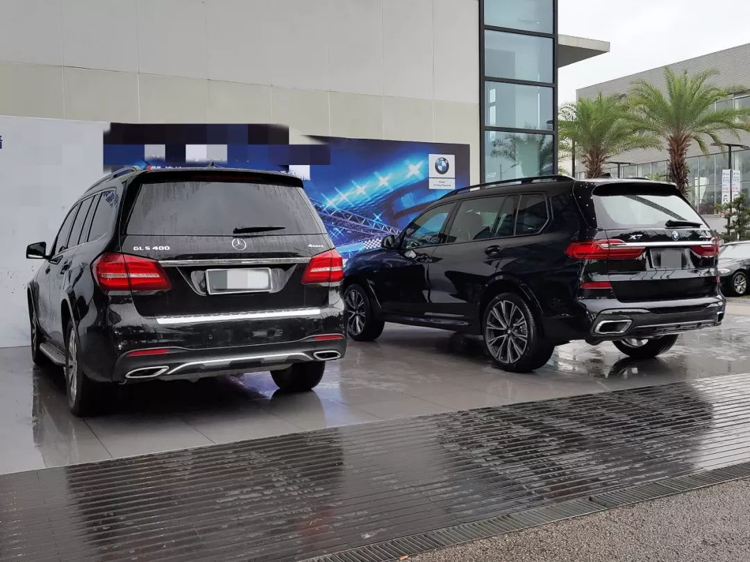 售价100万起宝马x7上市和奔驰gls实拍对比谁气场更强