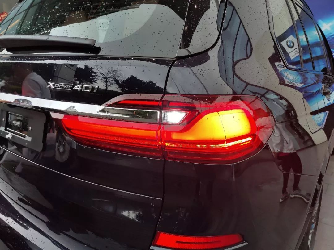 x7的尾灯是宝马家族里最窄的,点亮效果很棒.