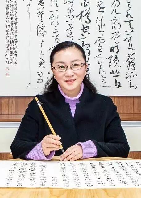 女书法家周宇35岁开始学习书法5年后取得入中书协的资格