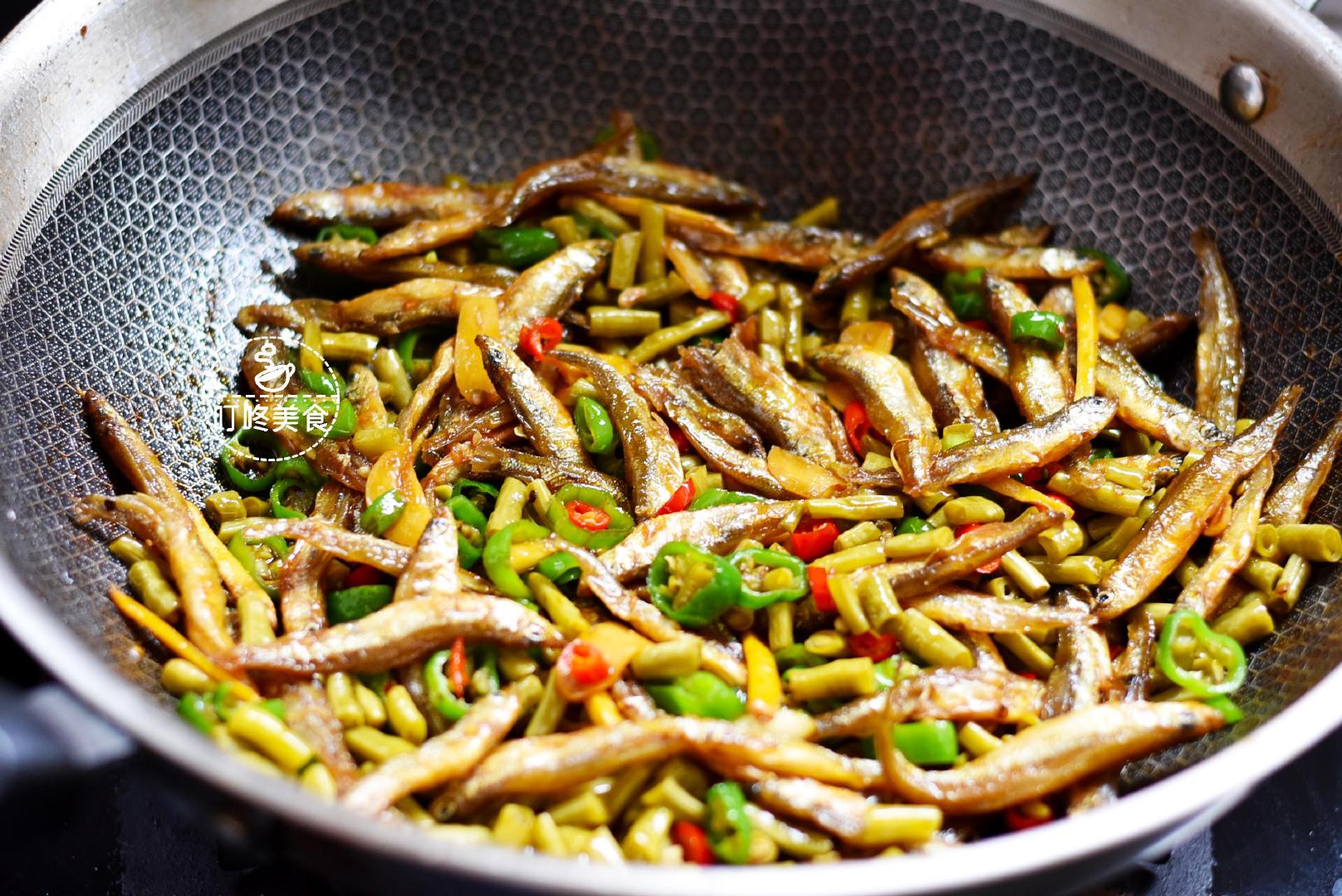 炒小鱼干时,记住别直接下锅炒!多做这1步,鱼干不烧焦,味更香