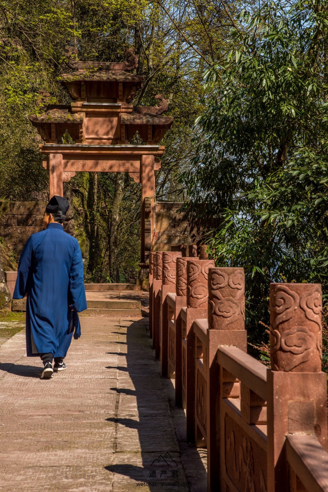 在安徽齐云山,偶遇一仙风道骨的道士.在拍后面的云龙阙时