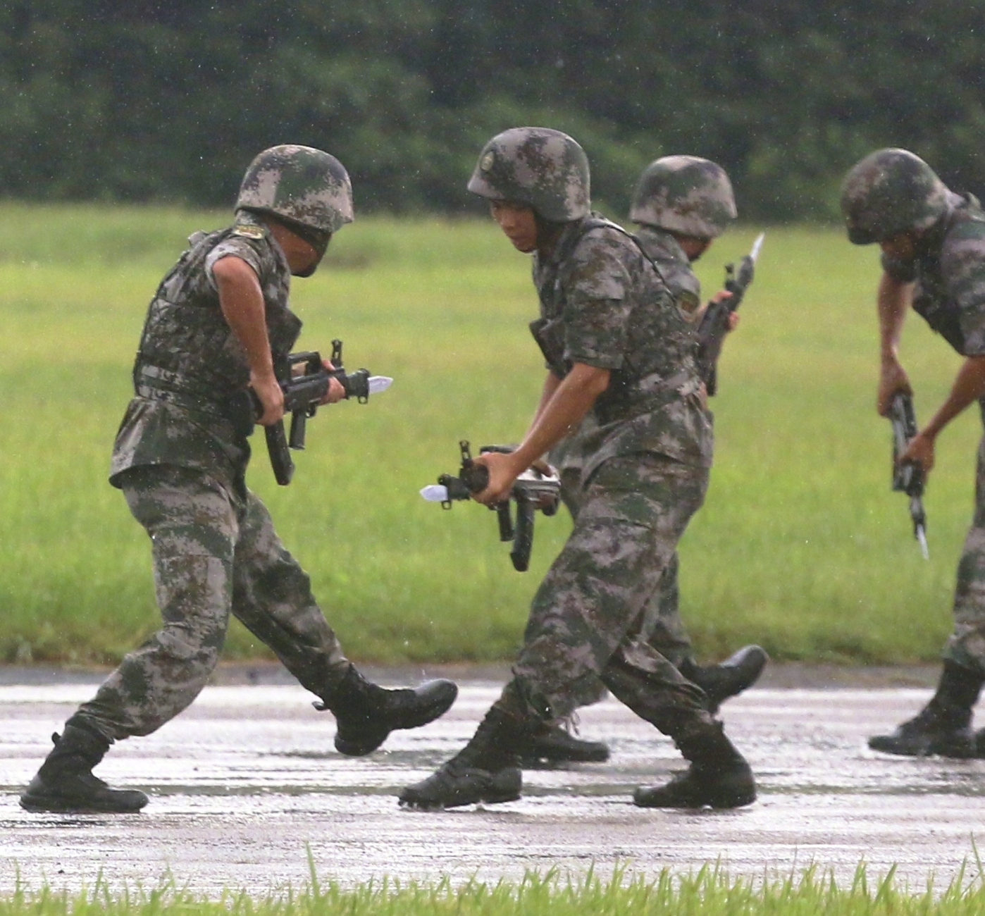 驻香港部队驻港部队71军营开放活动观众热情不减港岛奇兵