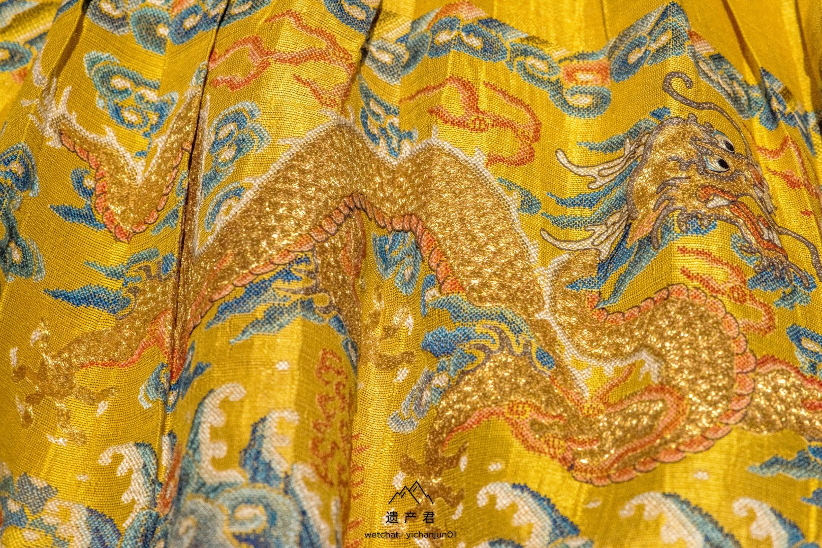 沈阳故宫博物院藏· 清代黄纳纱彩云龙纹皇帝朝袍