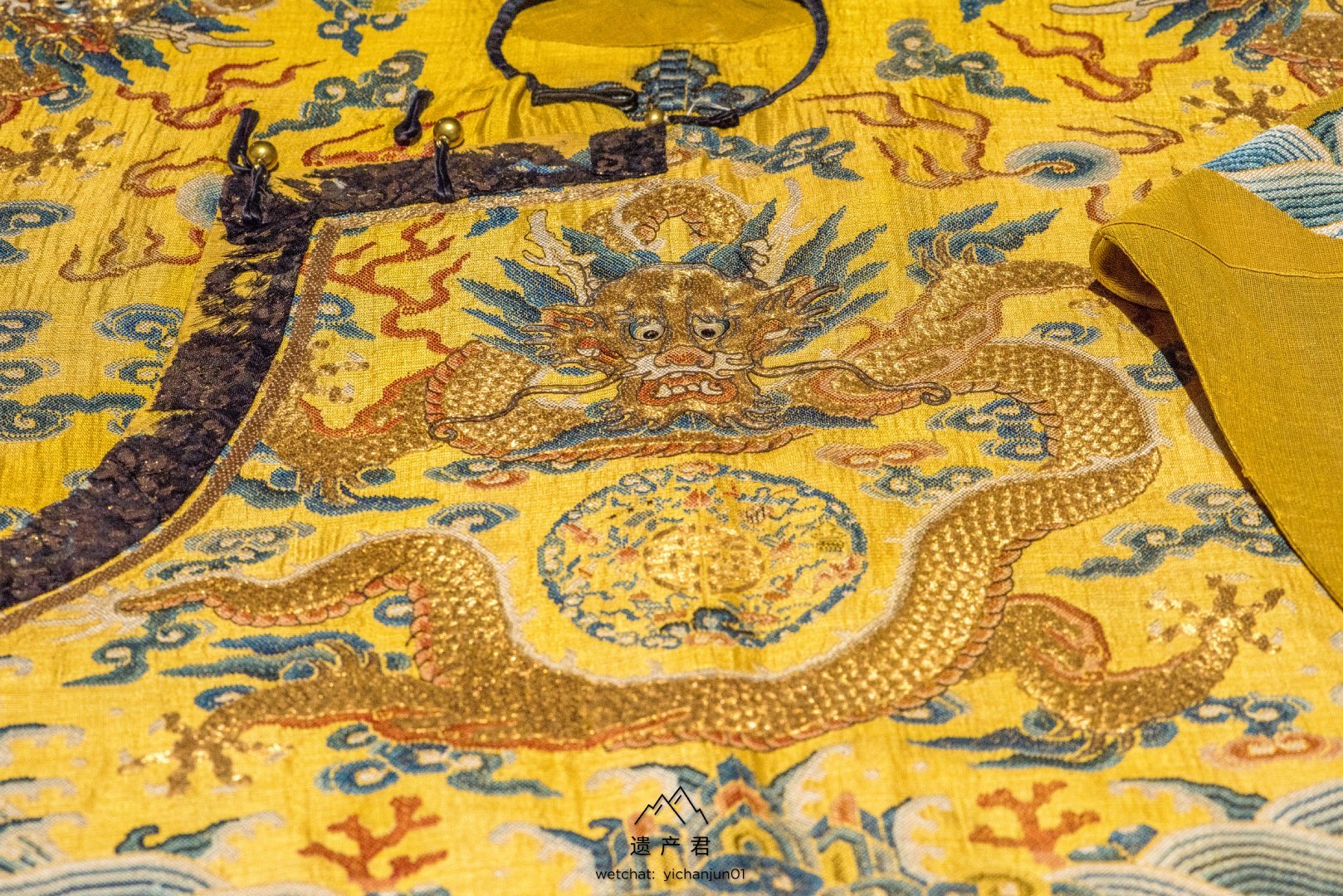 沈阳故宫博物院藏· 清代黄纳纱彩云龙纹皇帝朝袍