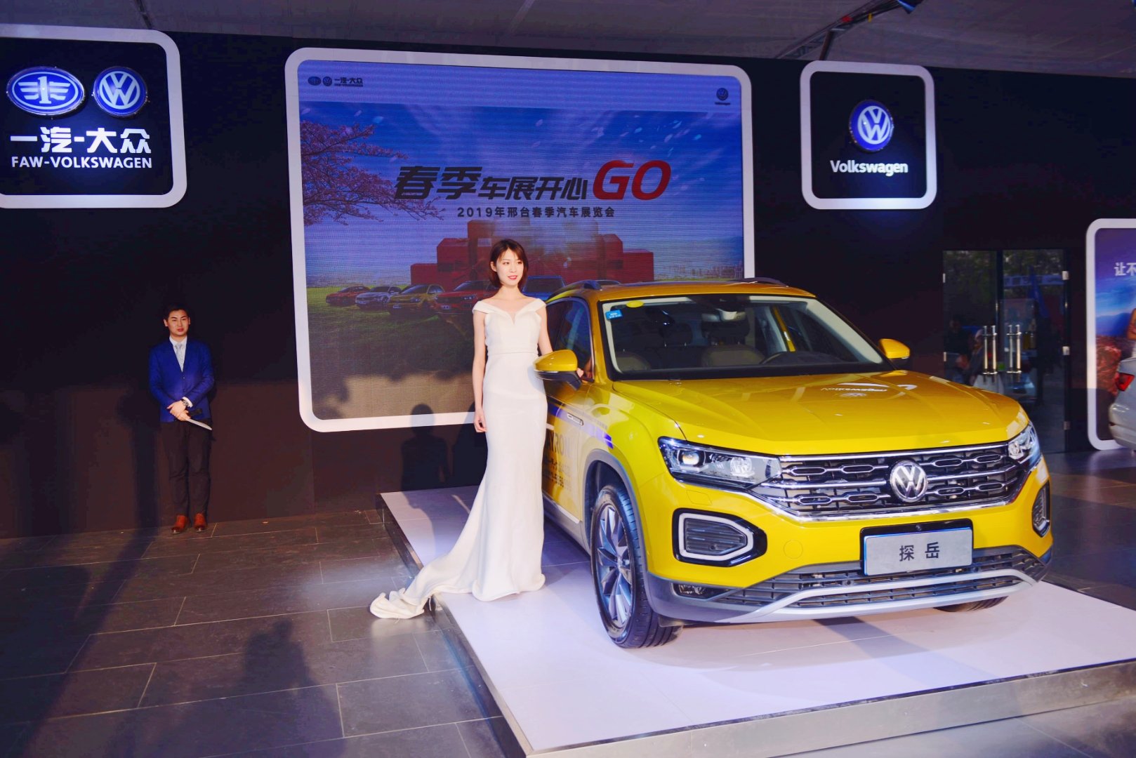 中外靓女模特亮相邢台日报社春季车展