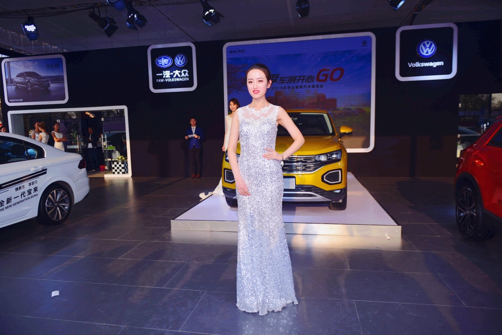 中外靓女模特亮相邢台日报社春季车展