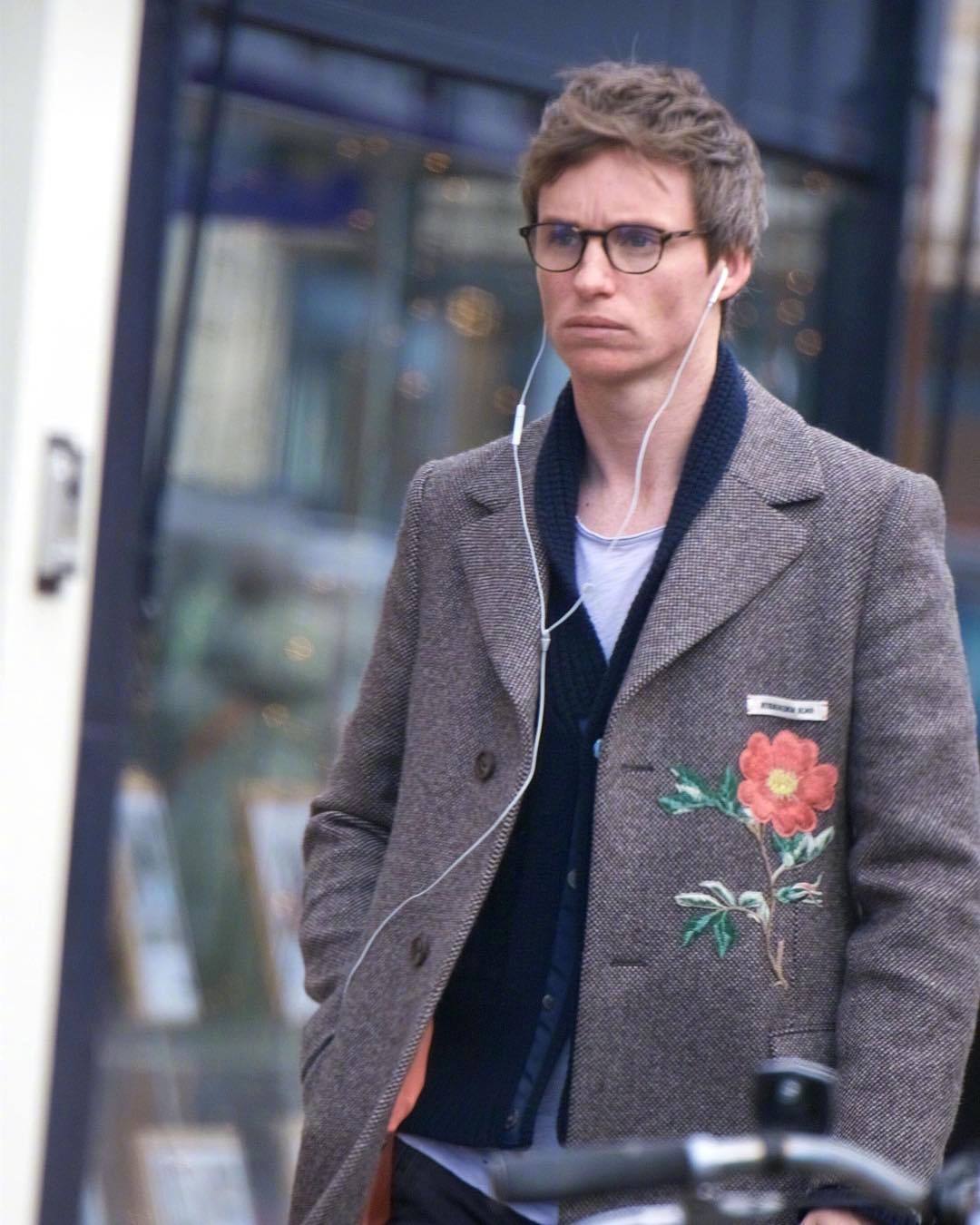 当地时间12月21日,小雀斑eddie redmayne身穿刺绣大衣