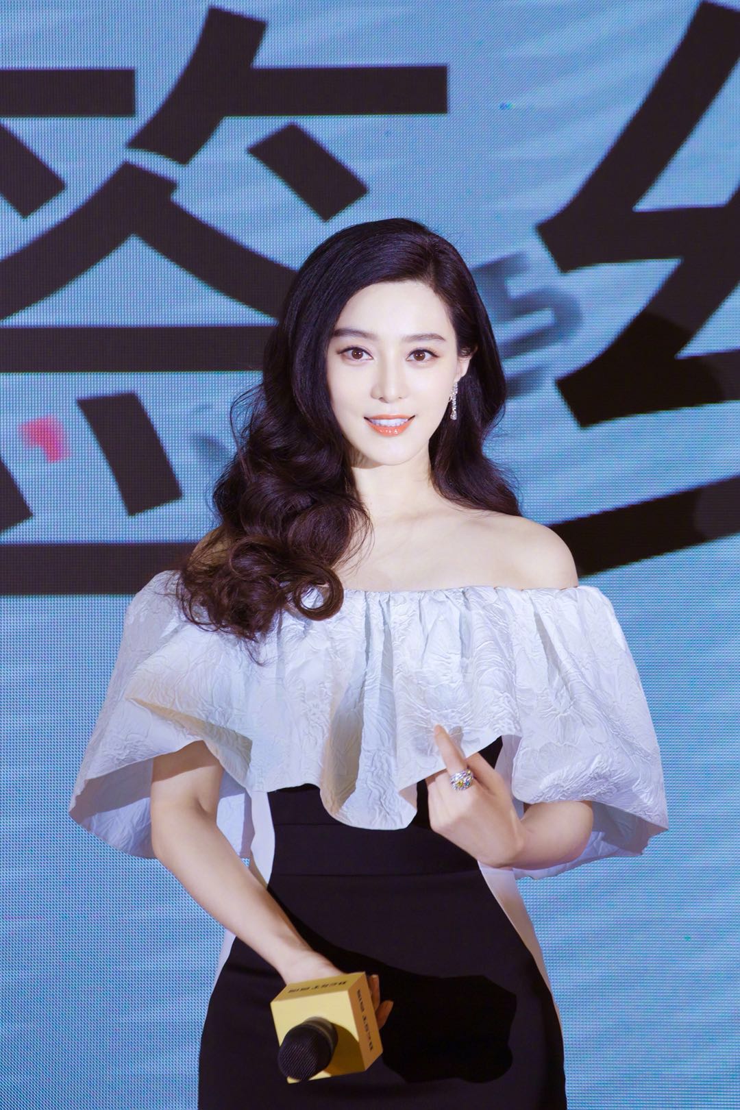 范冰冰新年首晒自拍照换上中长直发依旧女神范