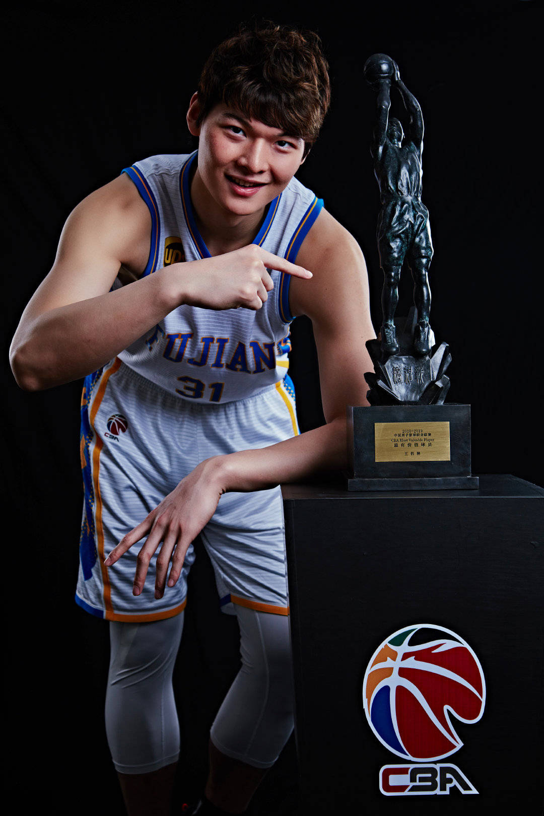 王哲林拍摄cba常规赛mvp定妆照!