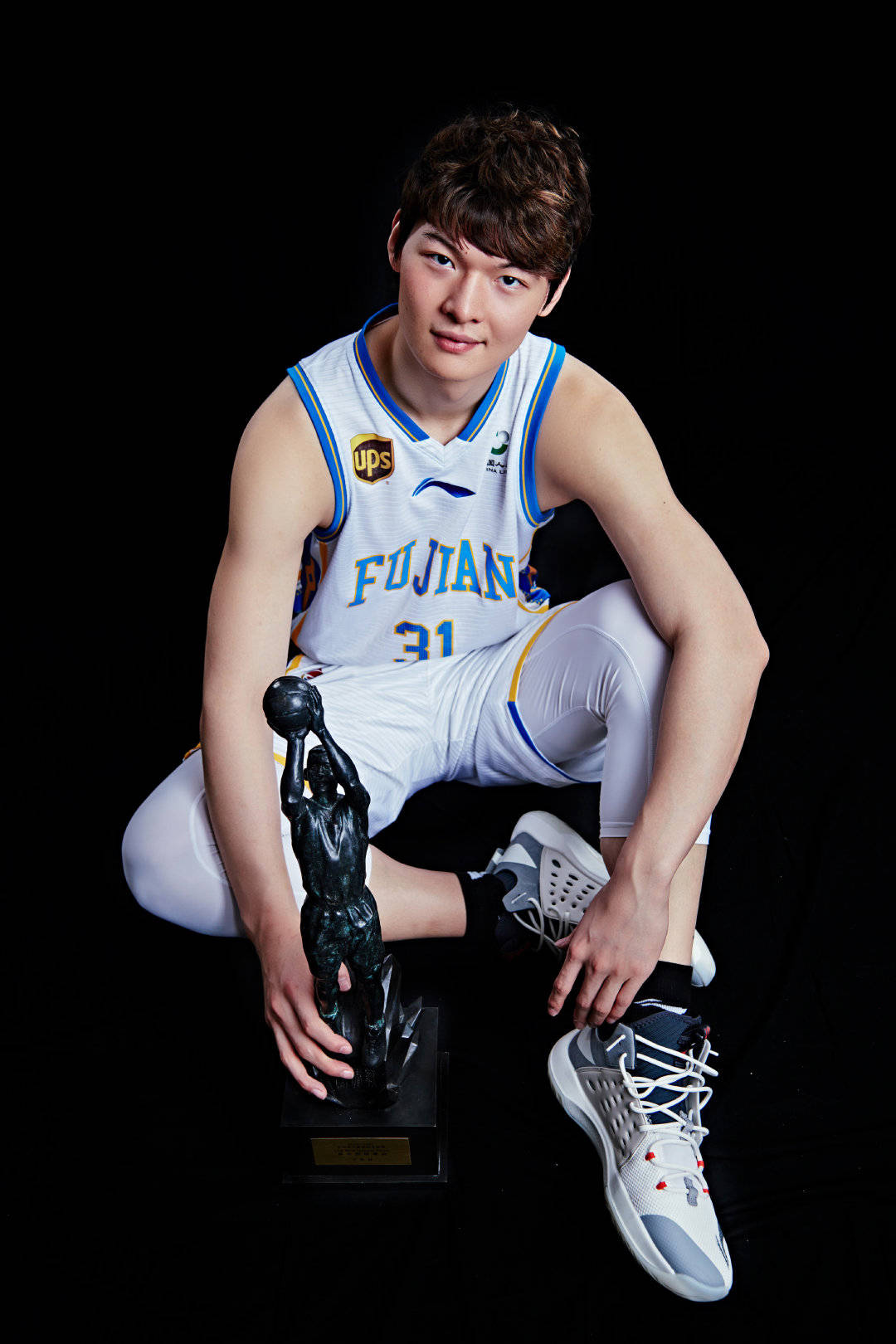 王哲林拍摄cba常规赛mvp定妆照!