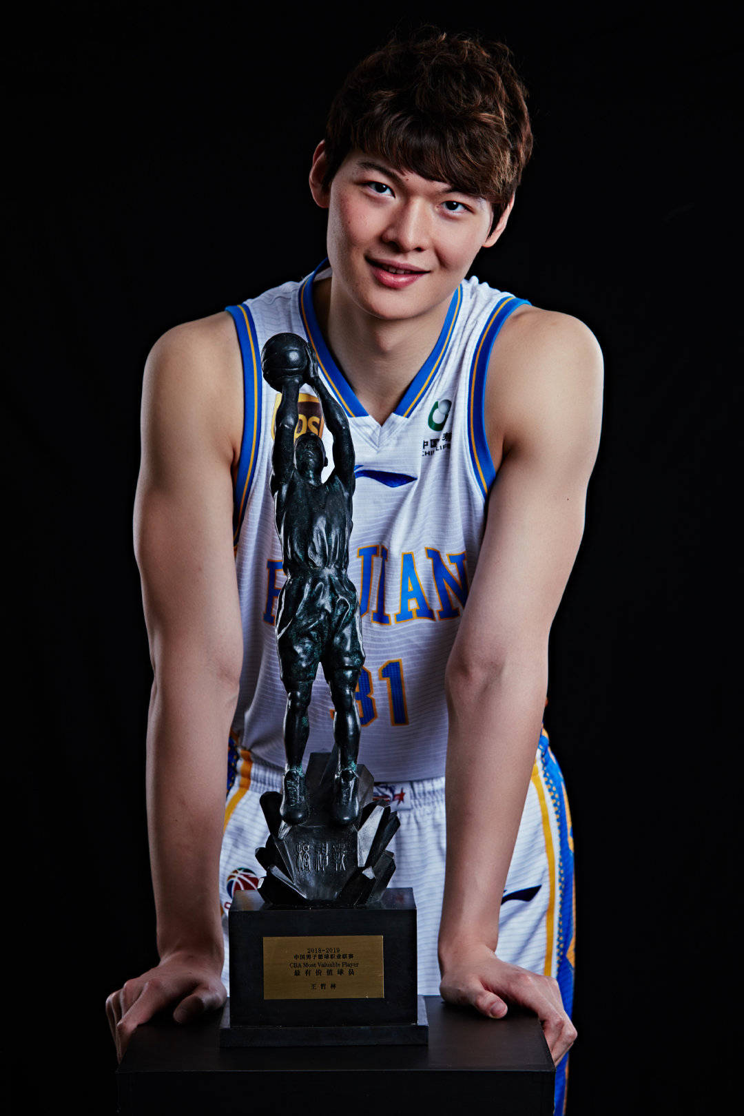 王哲林拍摄cba常规赛mvp定妆照!