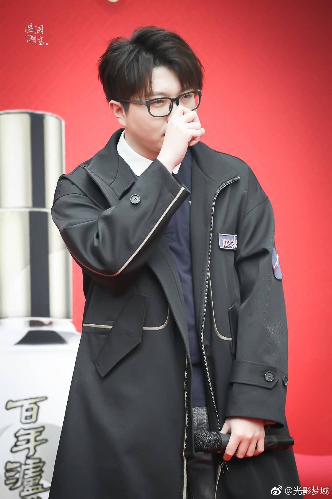 毛不易是绝对的眼镜杀呀特别是推眼镜的习惯动作,萌翻