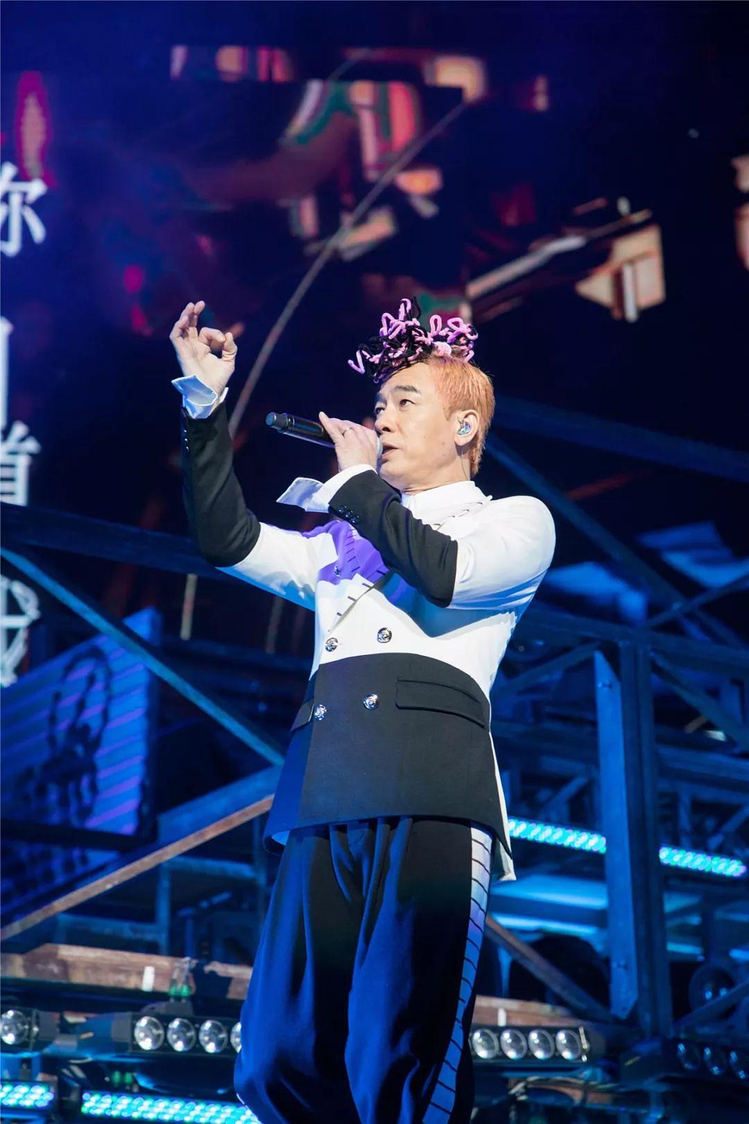 陈小春stop angry巡回演唱会武汉站在一首充满感动与温情的《多谢老天