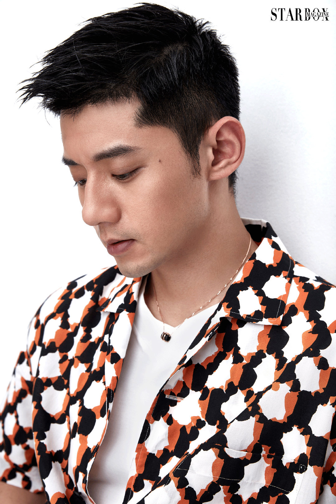 张继科拍摄的starbox杂志封面来了这一组杂志造型不同于张继科以往的